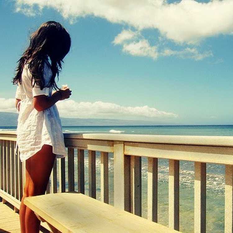 Брюнетка на море в белом