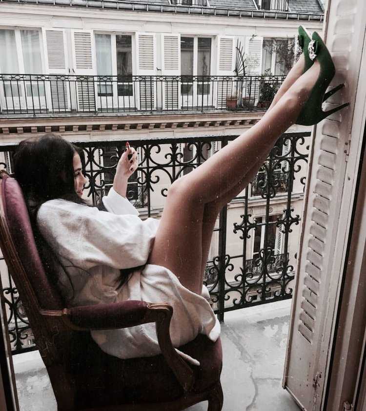 Красивая брюнетка на балконе