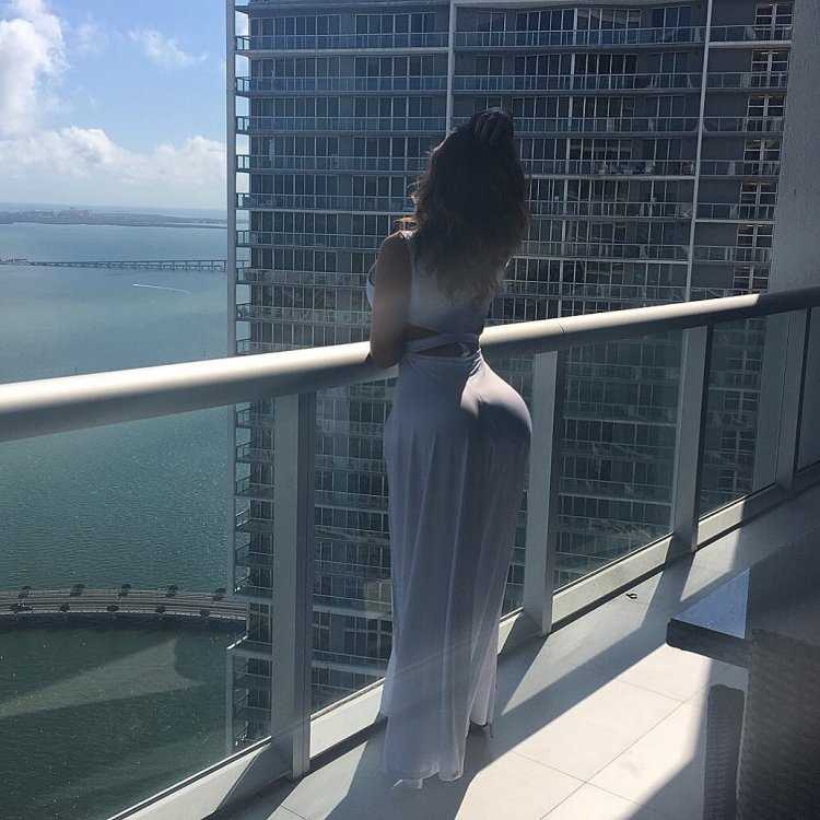 Анастасия Квитко на балконе