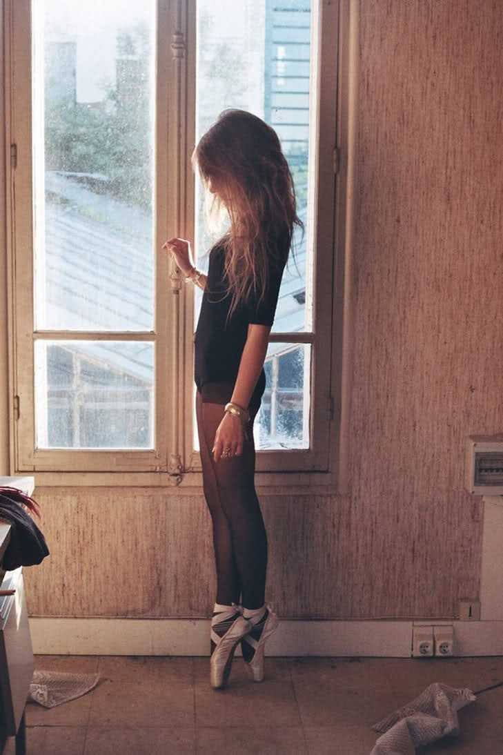 Стройная девушка с темными волосами