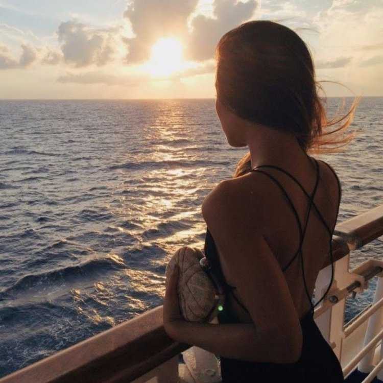 Девушка на море со спины