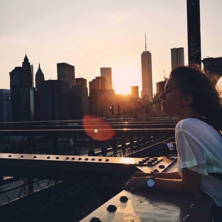 Девушка с ночном Нью Йорке