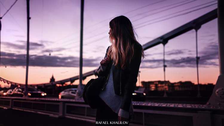 Девушка и ночной город