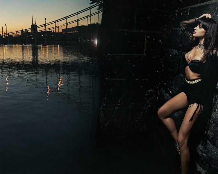 Фотосессия девушек в белье под мостом
