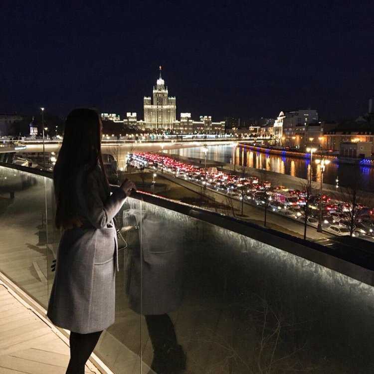 Девушки в парке Зарядье