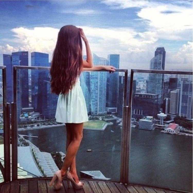 Девушка на балконе со спины