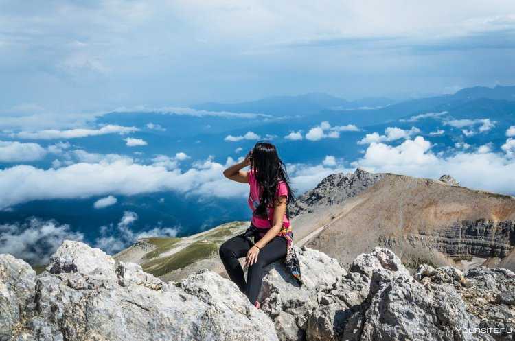 Красивые брюнетки в горах