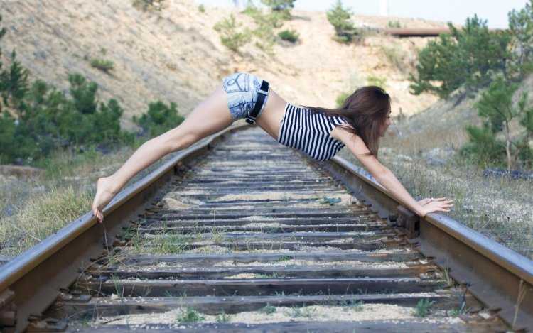 Девушка на рельсах