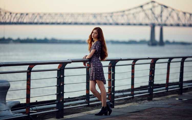Девушка на мосту