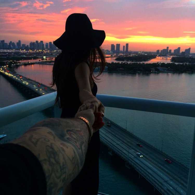 Брюнетка на крыше