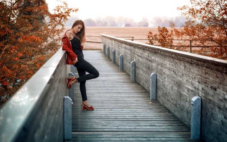 Девушка на мосту