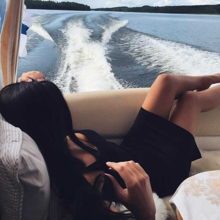 Девушка брюнетка на море