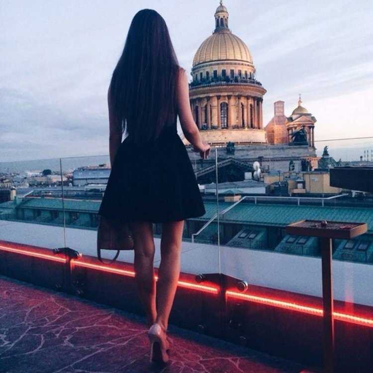 Питер и девочка со спины