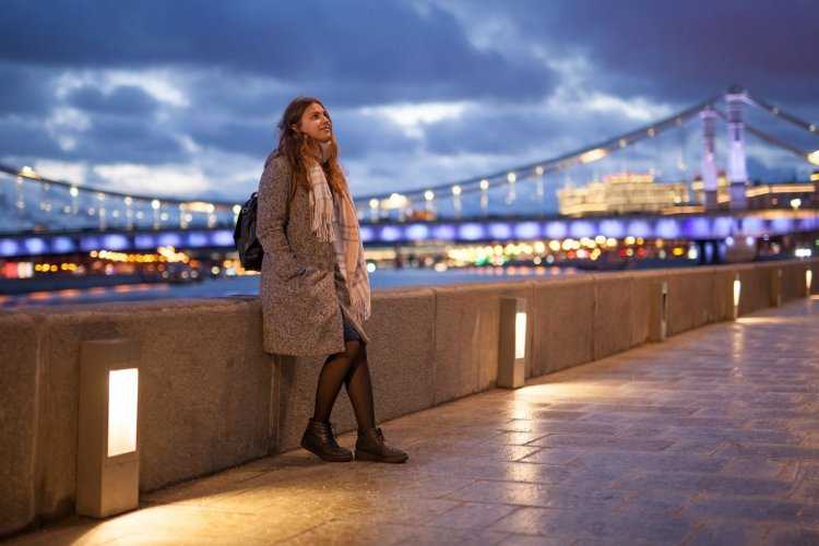 Девушка на набережной Питера