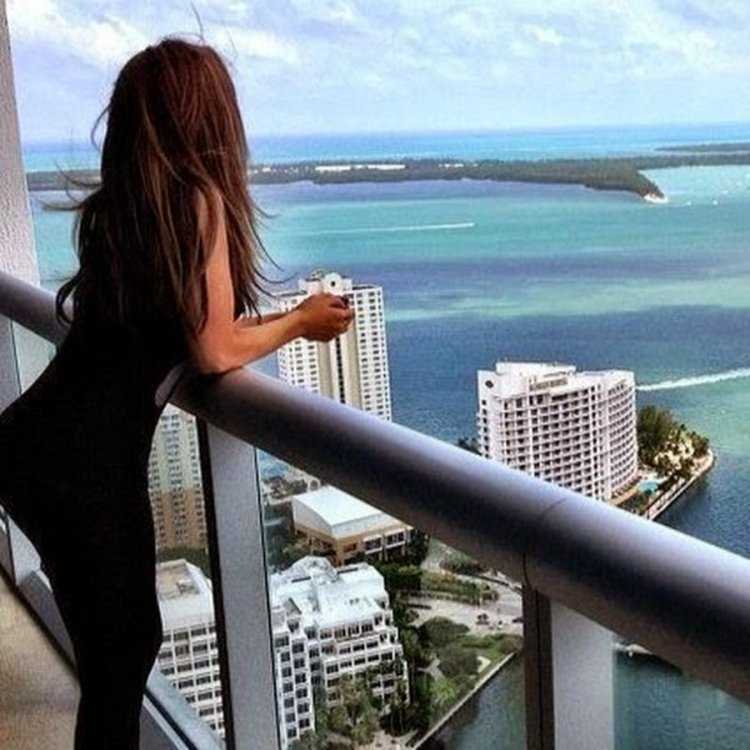 Девушка на балконе со спины