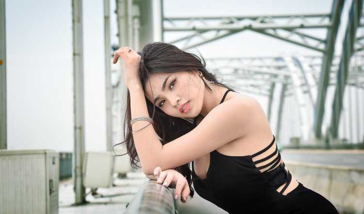 Девушка брюнетка на мосту