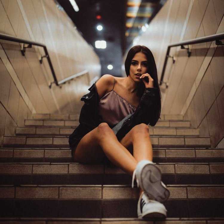 Девушка на лестнице