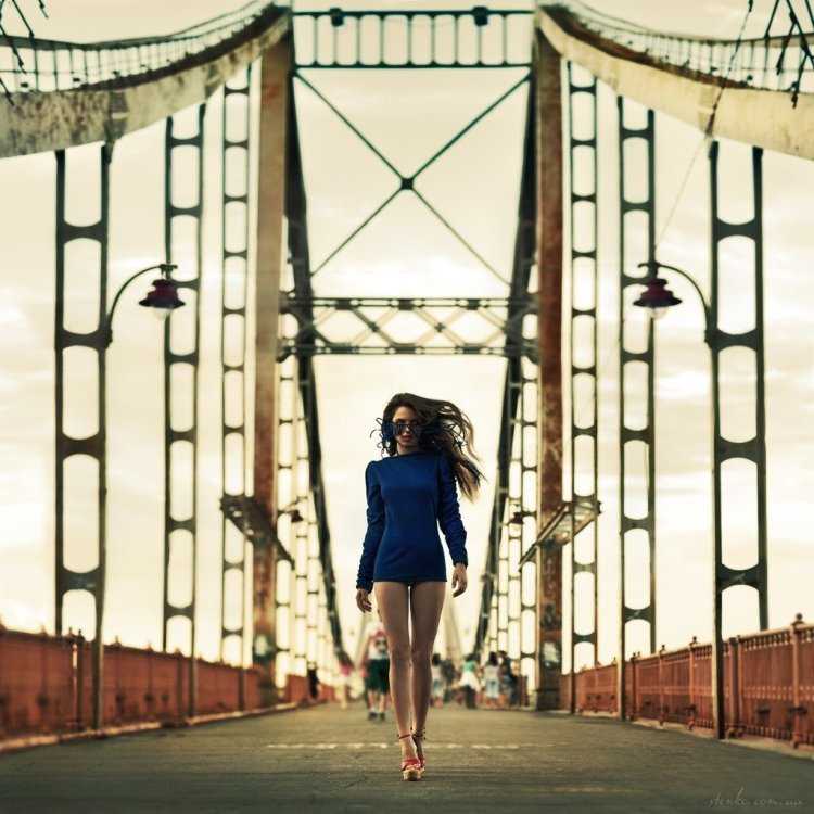 Девушка на мосту