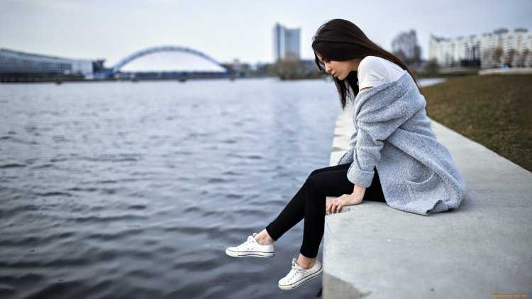 Девушки брюнетки с боку