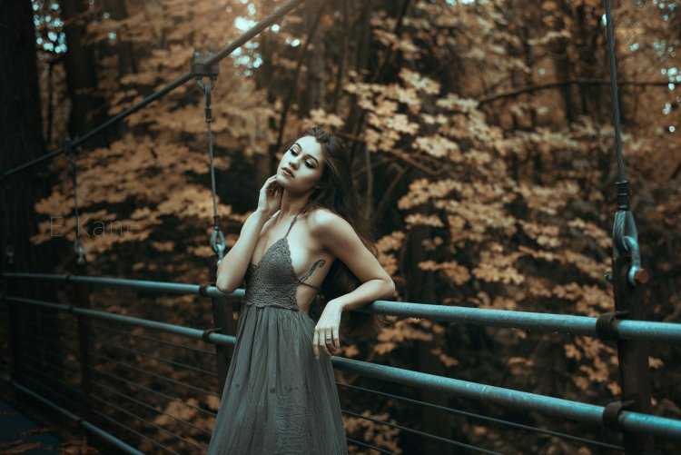 Образ брюнетки на мосту арт обои