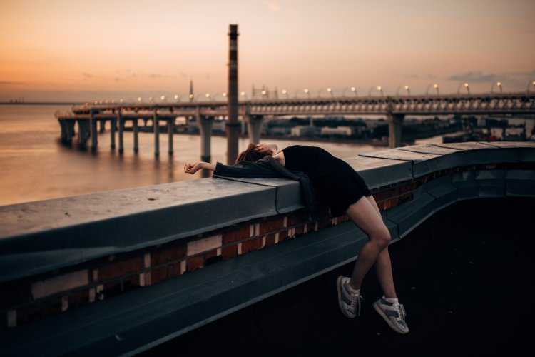 Фото на закате на мосту девушка