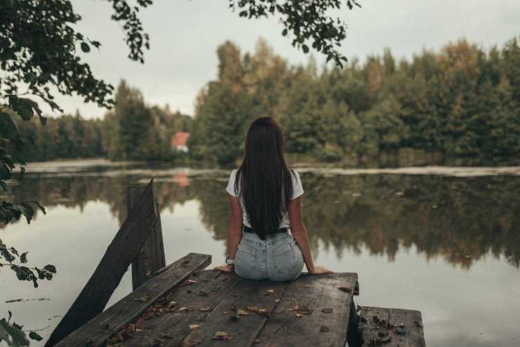 Девушка у реки