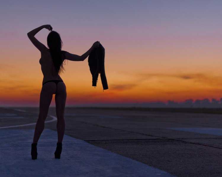 Девушка на закате спиной