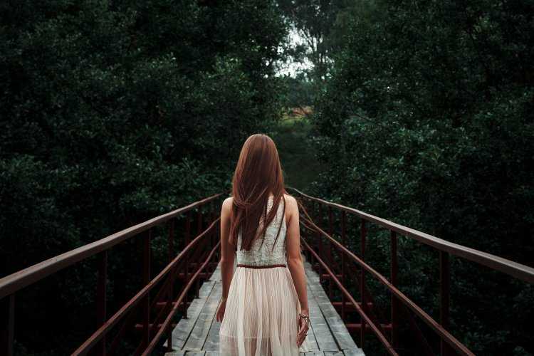 Девушки стоящие спиной