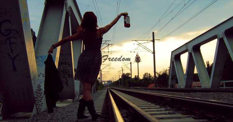 Брюнетка на железной дороге