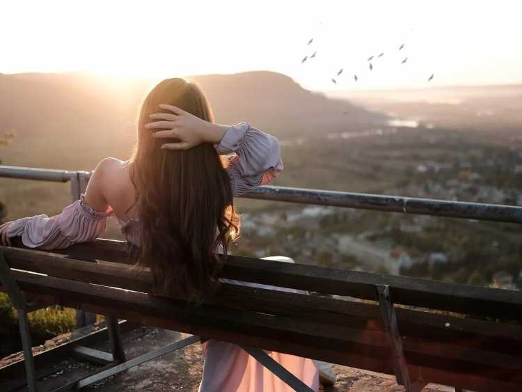 Девушка на скамейке спиной