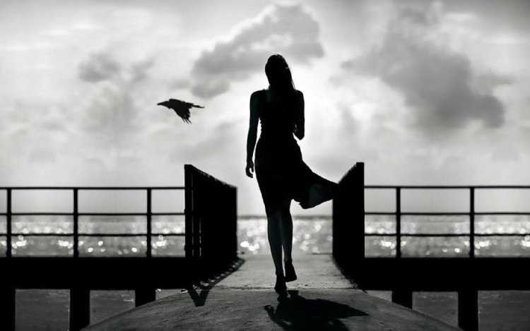 Девушка брюнетка на мосту со спины30