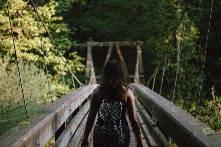 Девушка на подвесном мосту