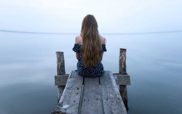 Одинокая девушка