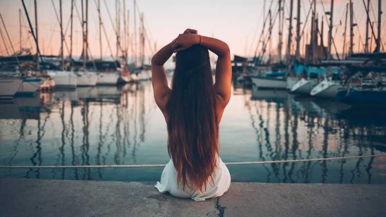 Девушка на пирсе