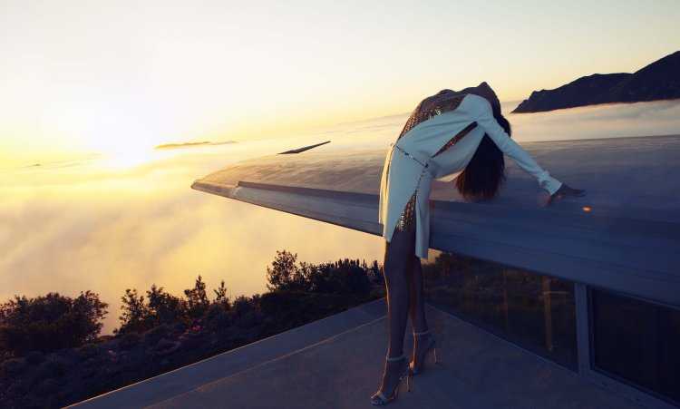 Девушка на крыше со спины