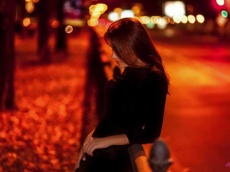 Девушка одна на улице