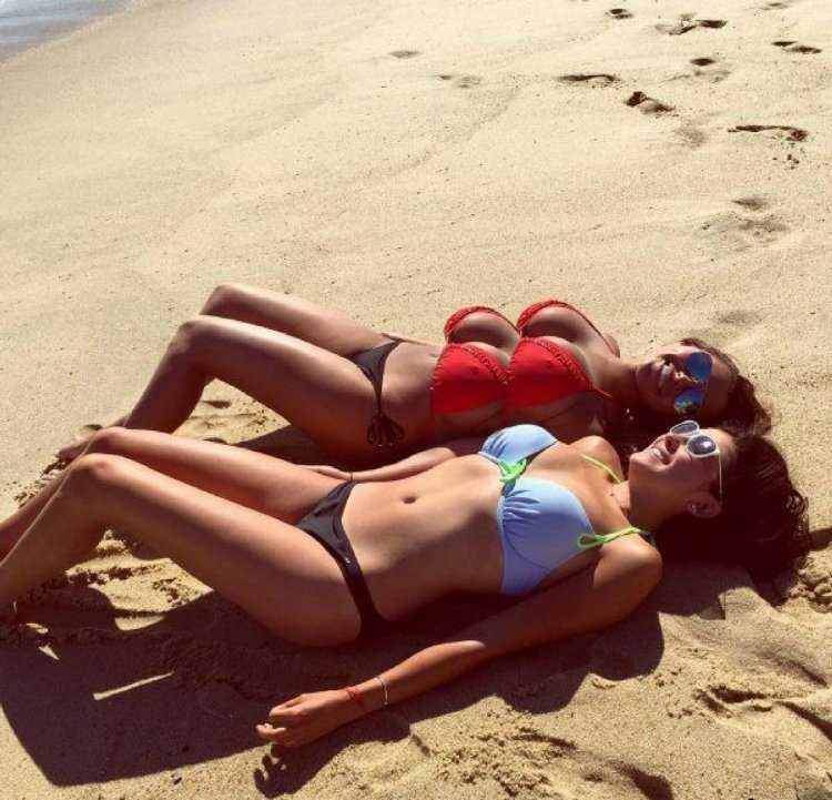 Девочка загорает на пляже