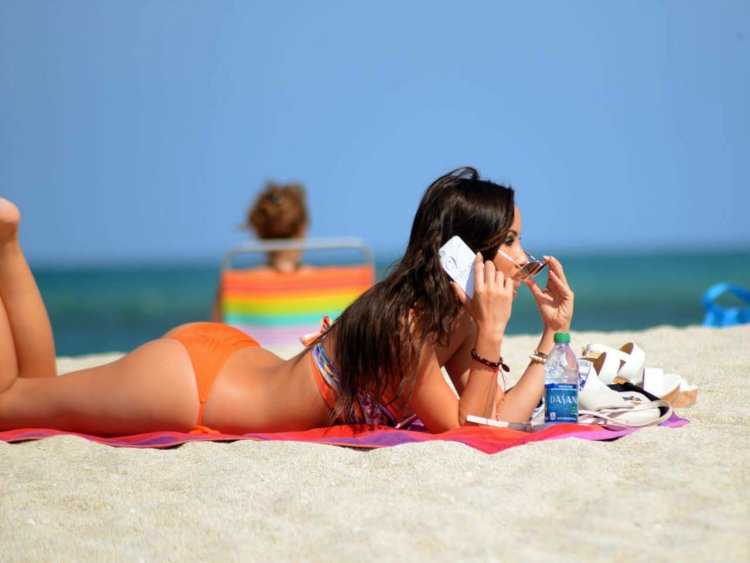 Фото брюнеток на пляже