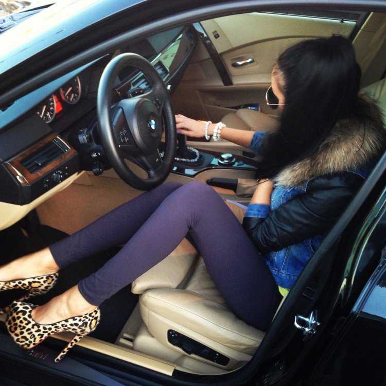 Брюнетка за рулем BMW