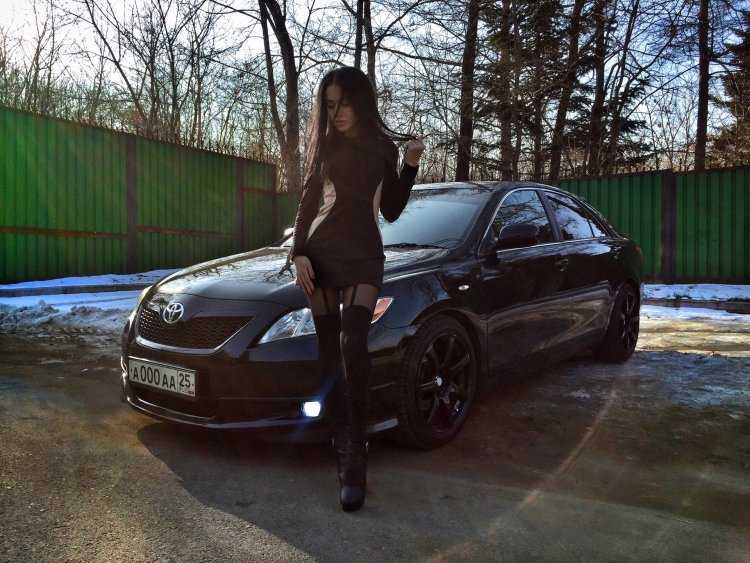 Девушка возле Тойоты