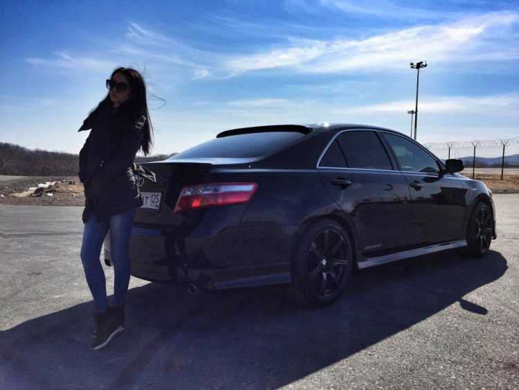 Девушка около машины без лица