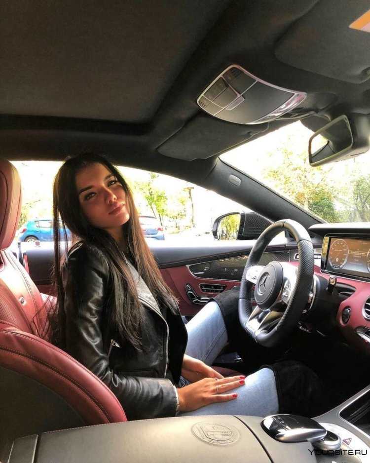 Девушка в машине