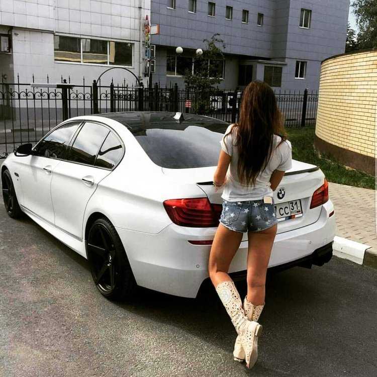 Белая машина и девушка