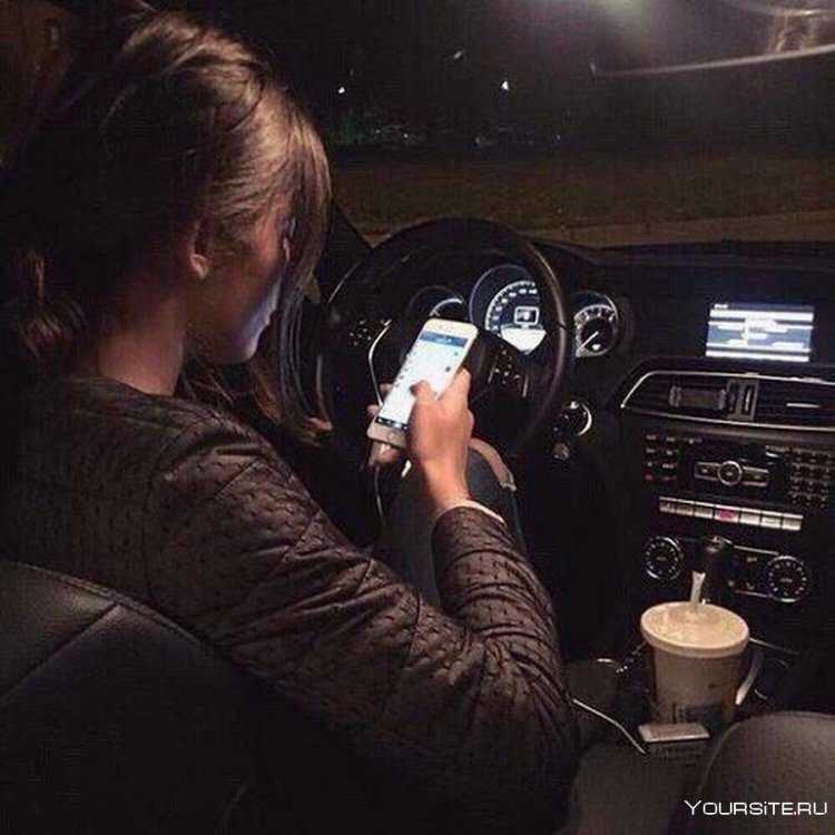 Девушка в машине ночью