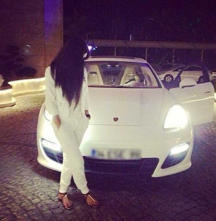 Девушка около машины без лица