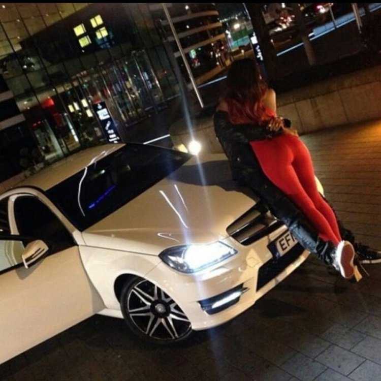 Парень с девушкой возле машины