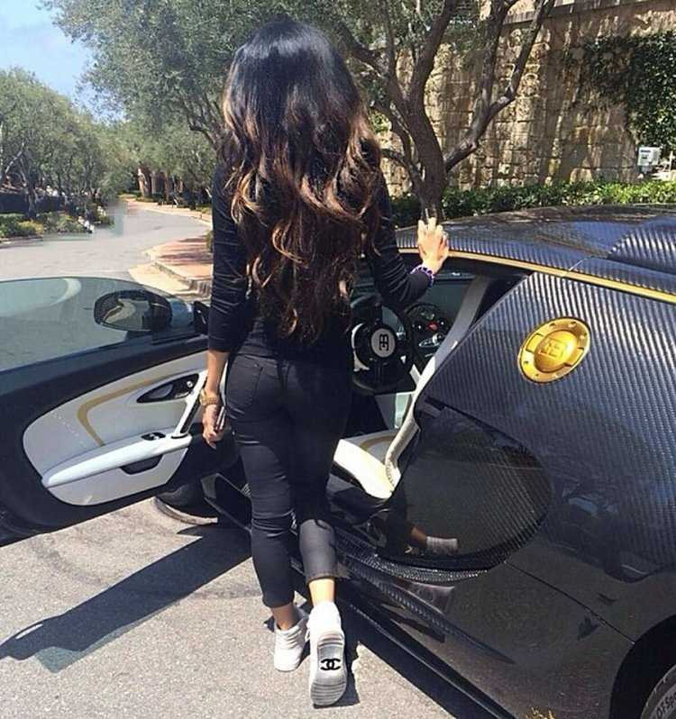 Девушка возле машины со спины