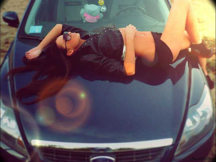 Девушка возле машины без лица