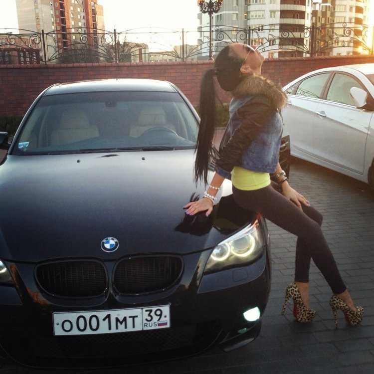 Брюнетка в БМВ