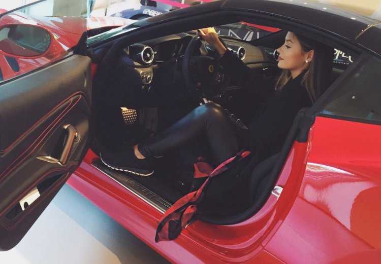 Феррари и девушка брюнетка